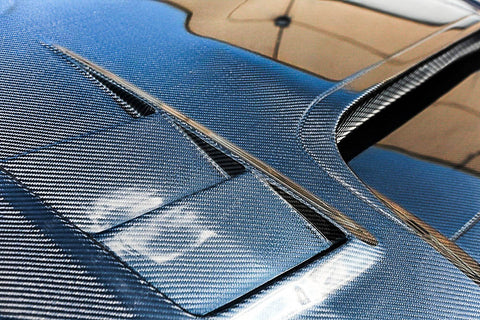 Installation d'un film de protection PPF en carbone sur une voiture